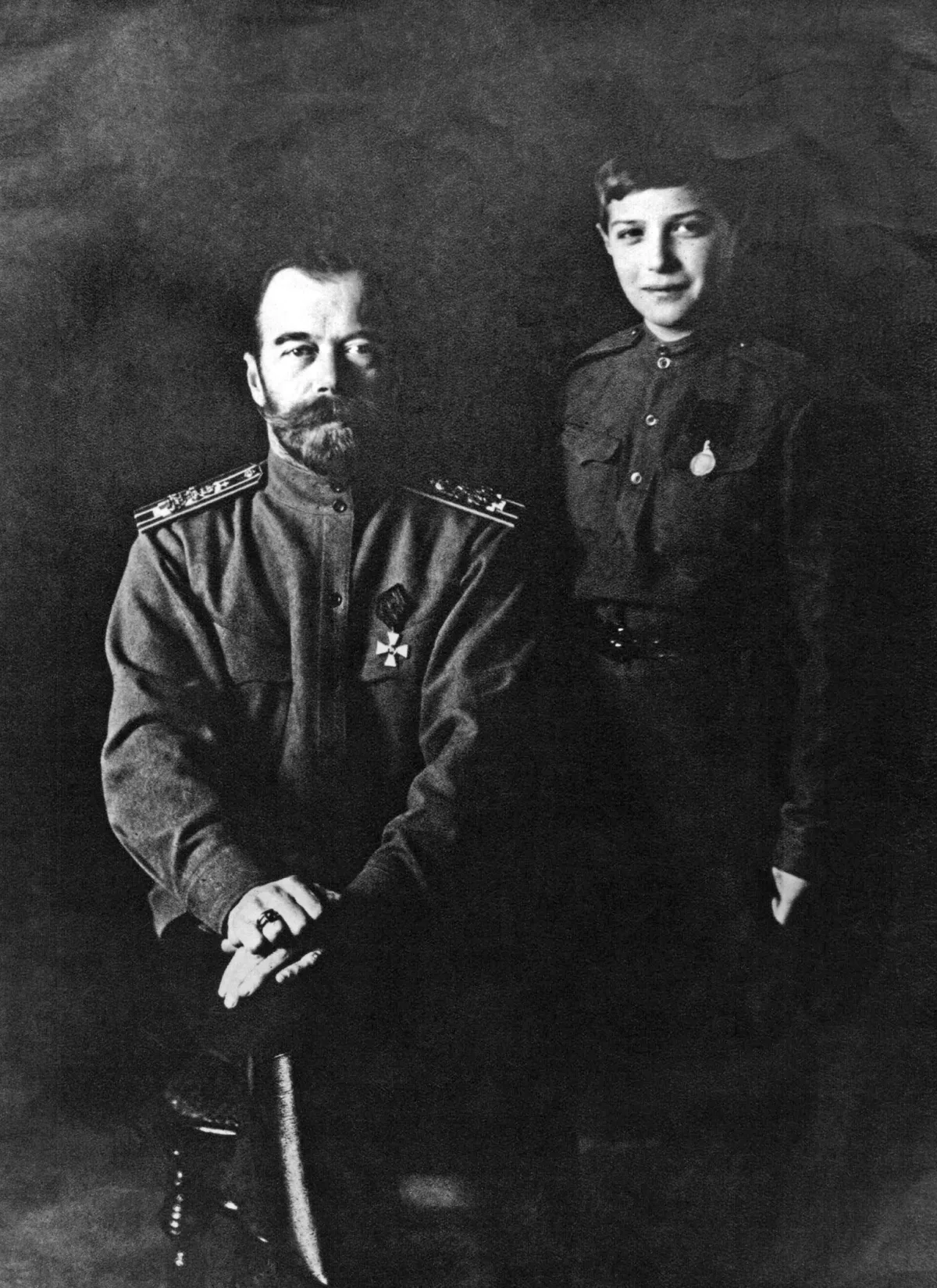 Император Николай II с наследником цесаревичем Алексеем в Ставке. С августа 1915 года царь принял на себя обязанности Верховного главнокомандующего — теперь за любую неудачу на фронте общество винило лично его