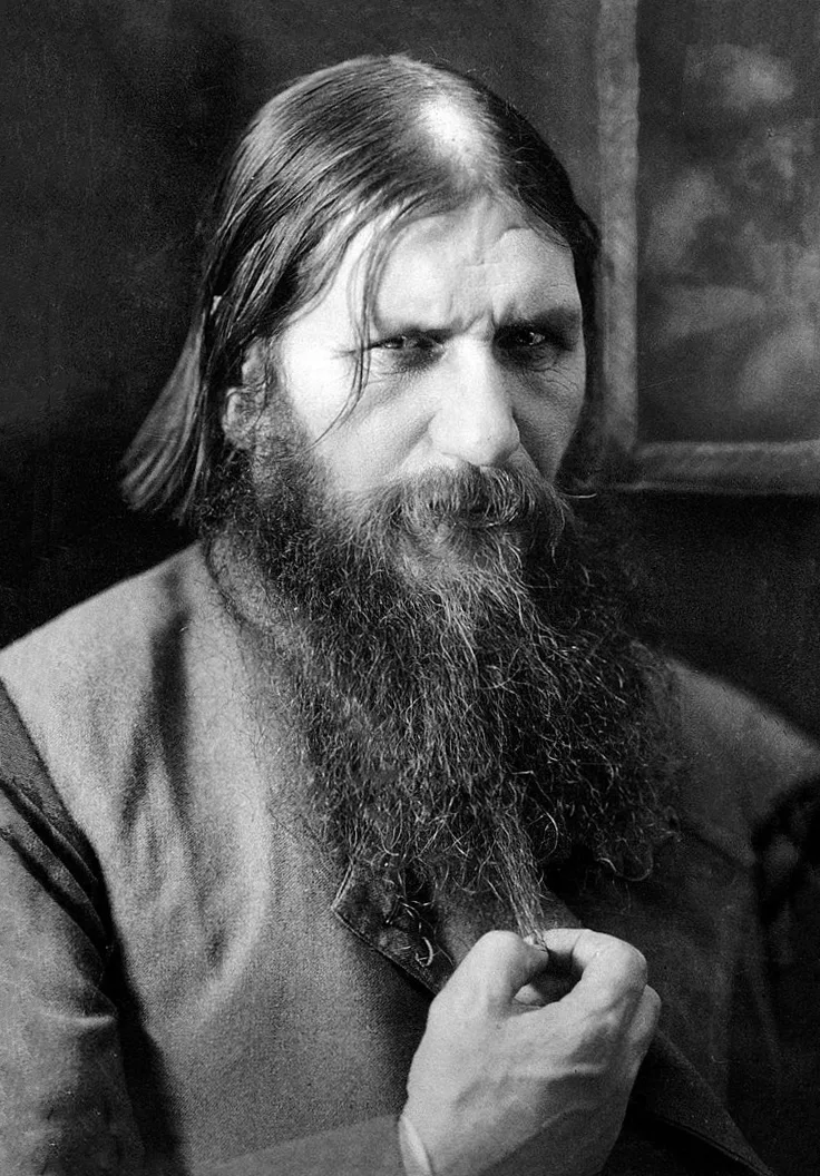 Григорий Распутин, 1916 год. Слухи о его влиянии на царскую семью и связанная с ним «министерская чехарда» нанесли огромный ущерб авторитету власти; в декабре 1916 года он был убит заговорщиками-монархистами