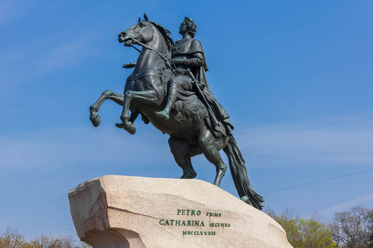 «Медный всадник» — памятник Петру I в Санкт-Петербурге (скульптор Э. Фальконе, 1782); город основан Петром в 1703 г.