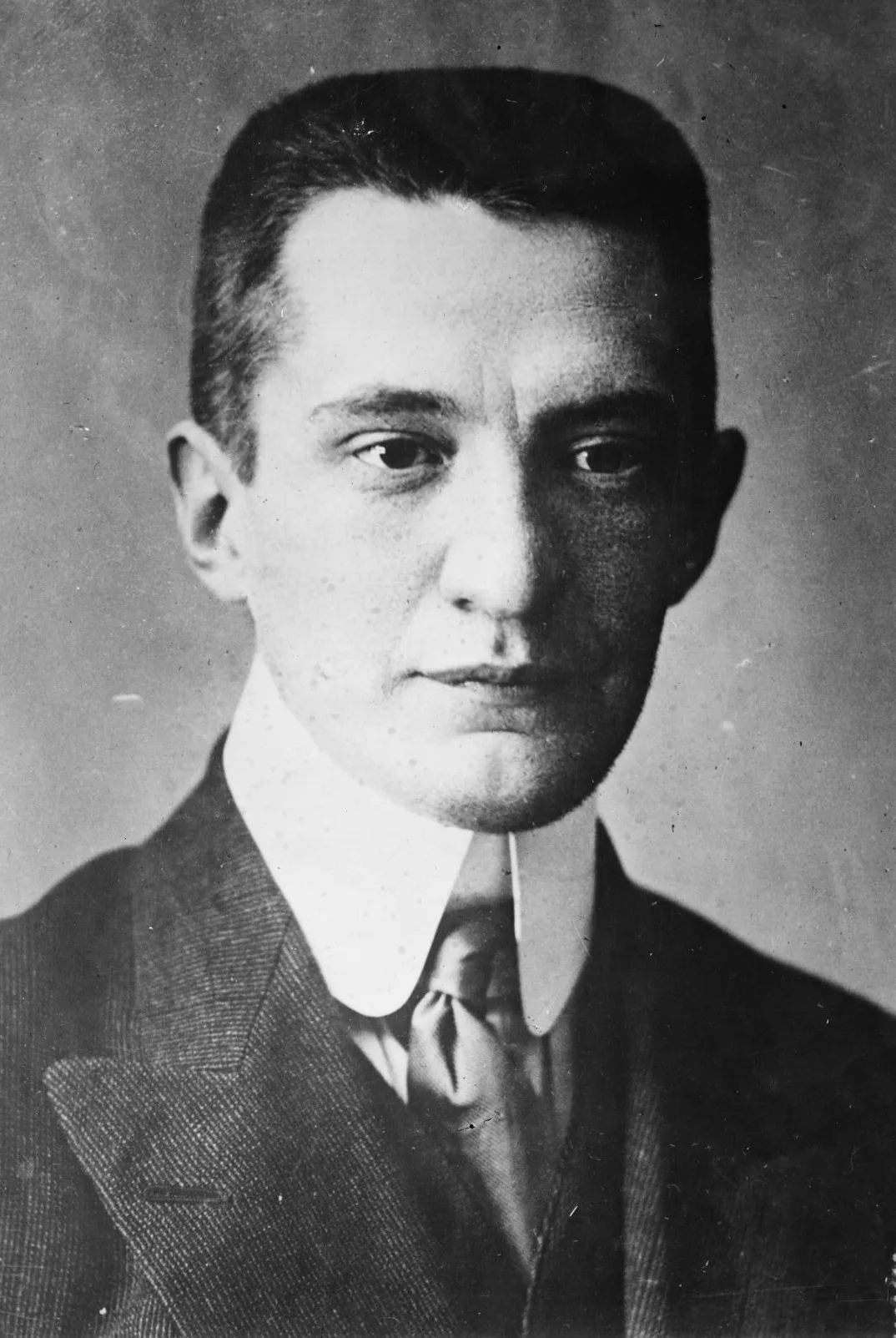 Александр Фёдорович Керенский (1881–1970) — министр юстиции, затем военный и морской министр, с июля 1917 года глава Временного правительства. Родился в Симбирске, учился в той же гимназии, что и братья Ульяновы