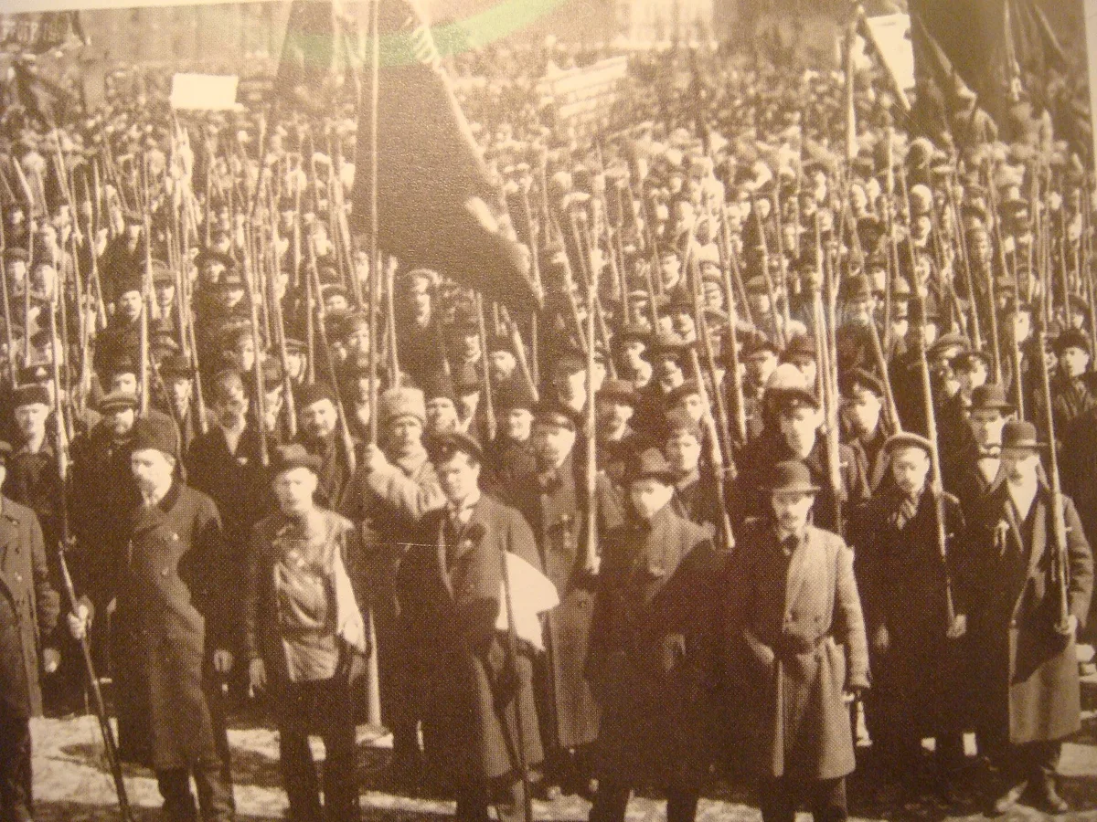 Первые отряды Красной гвардии в Петрограде, осень 1917 года. Рабочие дружины вооружались во время борьбы с корниловским выступлением, а в октябре именно они заняли мосты, вокзалы, почту и телеграф