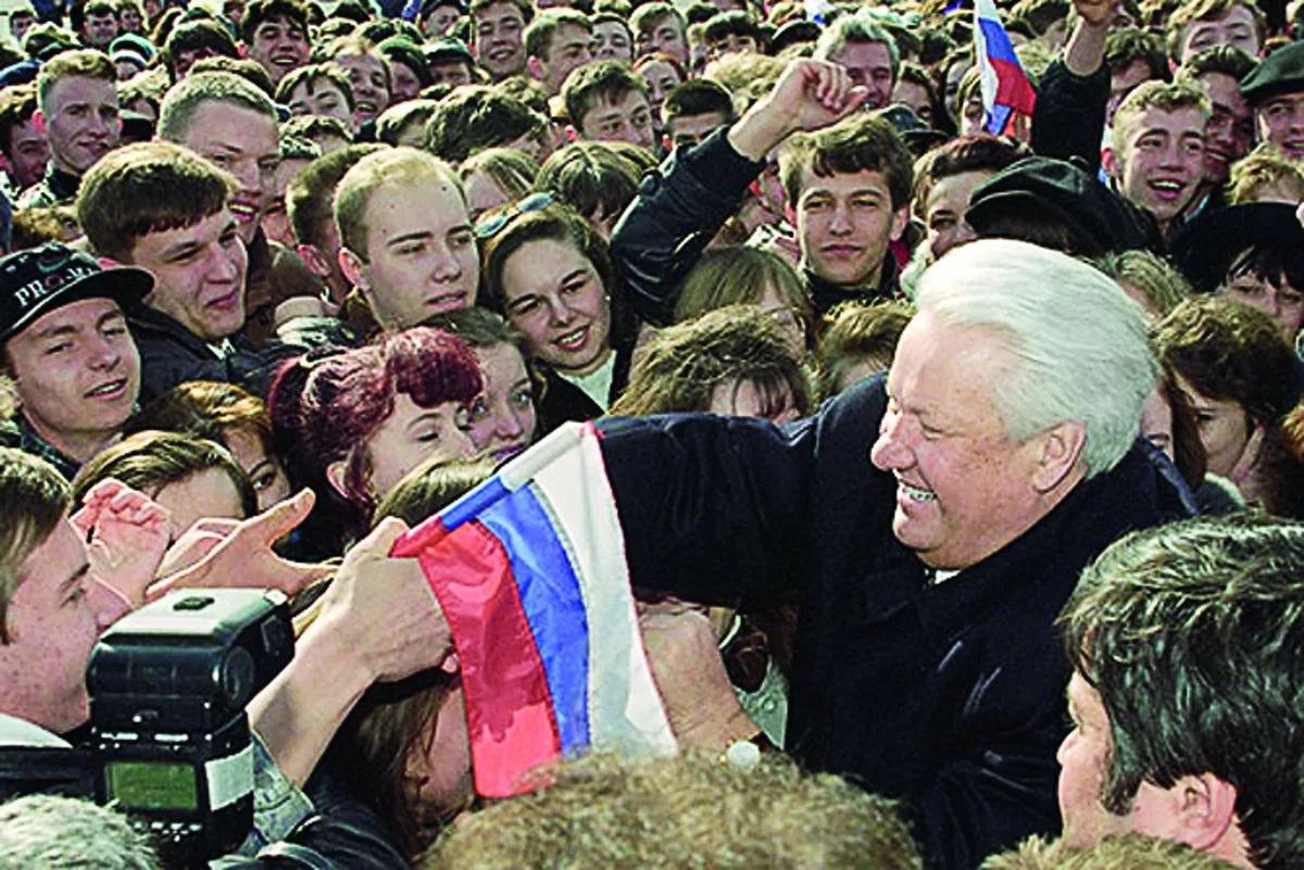 Б. Ельцин в окружении сторонников, 4 апреля 1996 года — в разгар президентской кампании