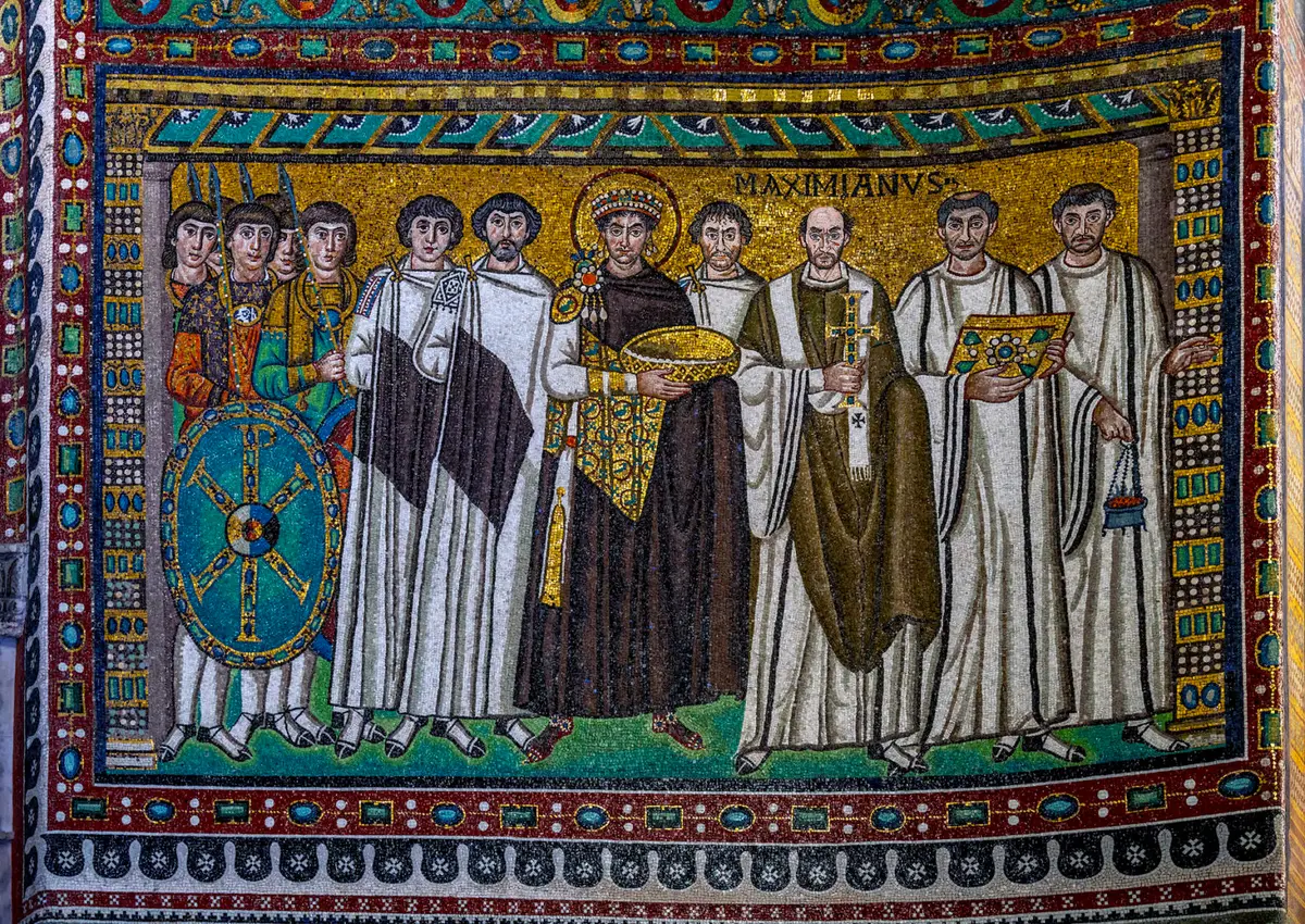 Император Юстиниан I со свитой. Мозаика церкви Сан-Витале в Равенне (около 547) — образец византийского искусства