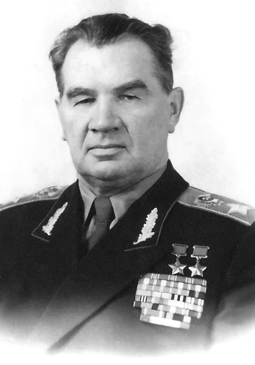 Василий Иванович Чуйков (1900–1982) — командующий 62-й армией, которая обороняла Сталинград. Именно его армия вела бои за Мамаев курган и городские кварталы