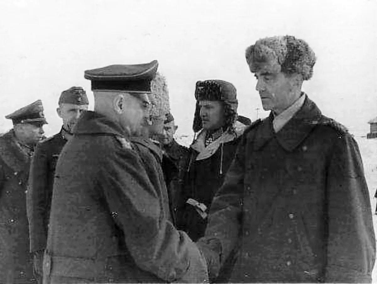 Фельдмаршал Ф. Паулюс (справа) с офицерами 6-й армии после сдачи в плен, 31 января 1943 года. Всего в советский плен попала 91 тыс. человек, среди них 2500 офицеров и 24 генерала