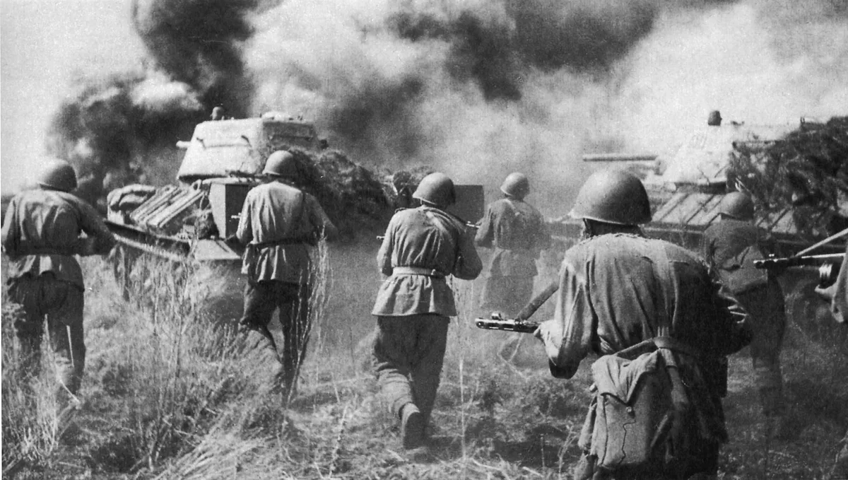 Курская дуга, июль 1943 года: пехота и танки Воронежского фронта идут в контратаку. В сражении под Прохоровкой 12 июля с обеих сторон участвовало от 1000 до 1200 танков и самоходных орудий