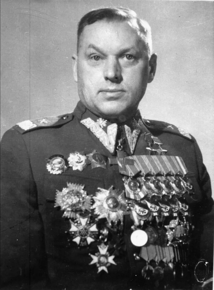 Константин Константинович Рокоссовский (1896–1968) — командующий Донским фронтом в операциях «Уран» и «Кольцо», а летом 1943 года — Центральным фронтом на северном крыле Курской дуги