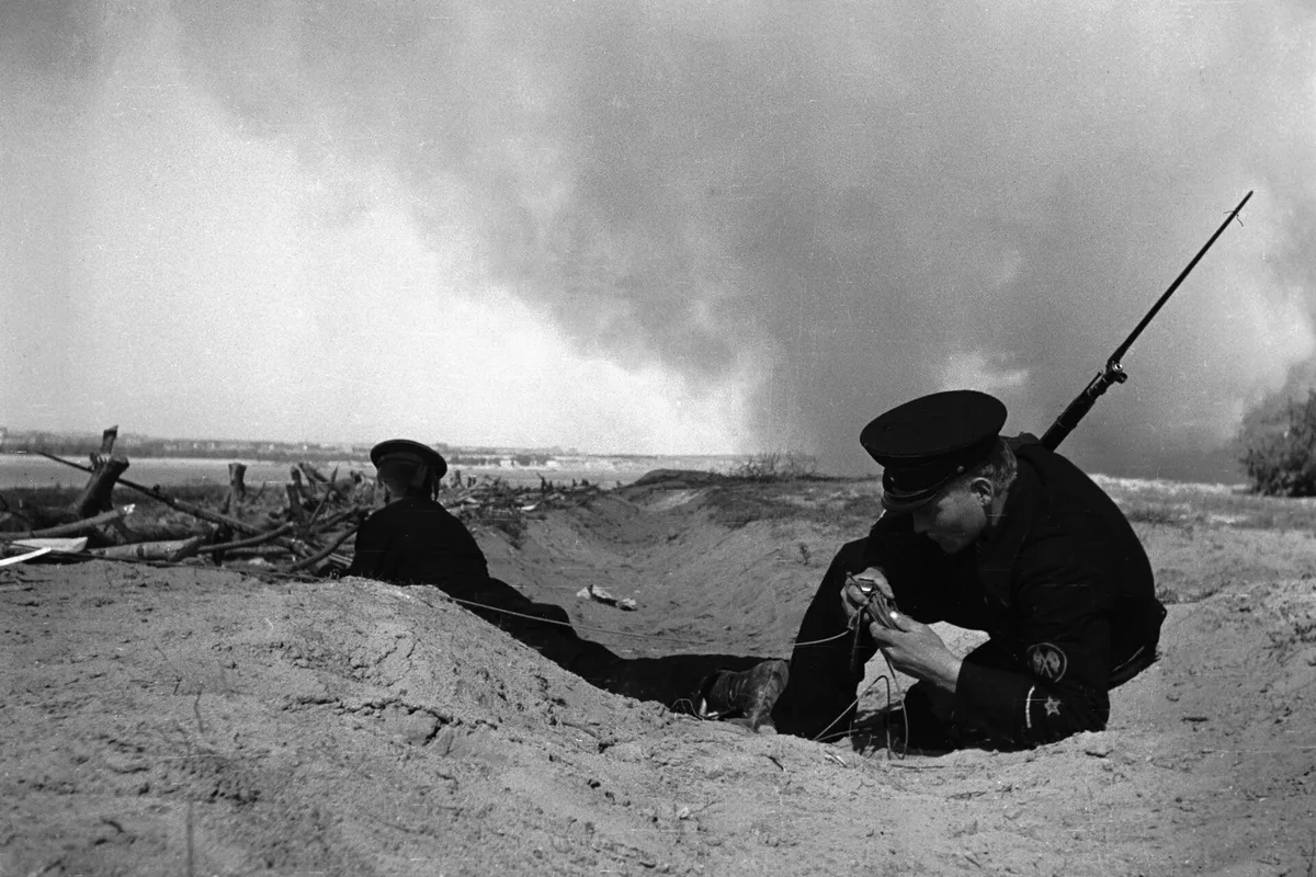 Оборона Сталинграда, 1942 год: моряки-краснофлотцы на позиции, на горизонте — дым над горящим городом. Оборону городских развалин держали 62-я и 64-я армии, занимавшие небольшие плацдармы на берегу Волги