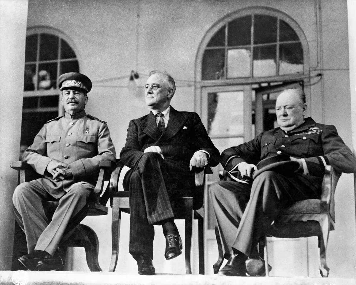 Тегеранская конференция, 28 ноября — 1 декабря 1943 года: И. Сталин, Ф. Рузвельт и У. Черчилль. Первая личная встреча «Большой тройки» закончилась решением открыть второй фронт в мае 1944 года