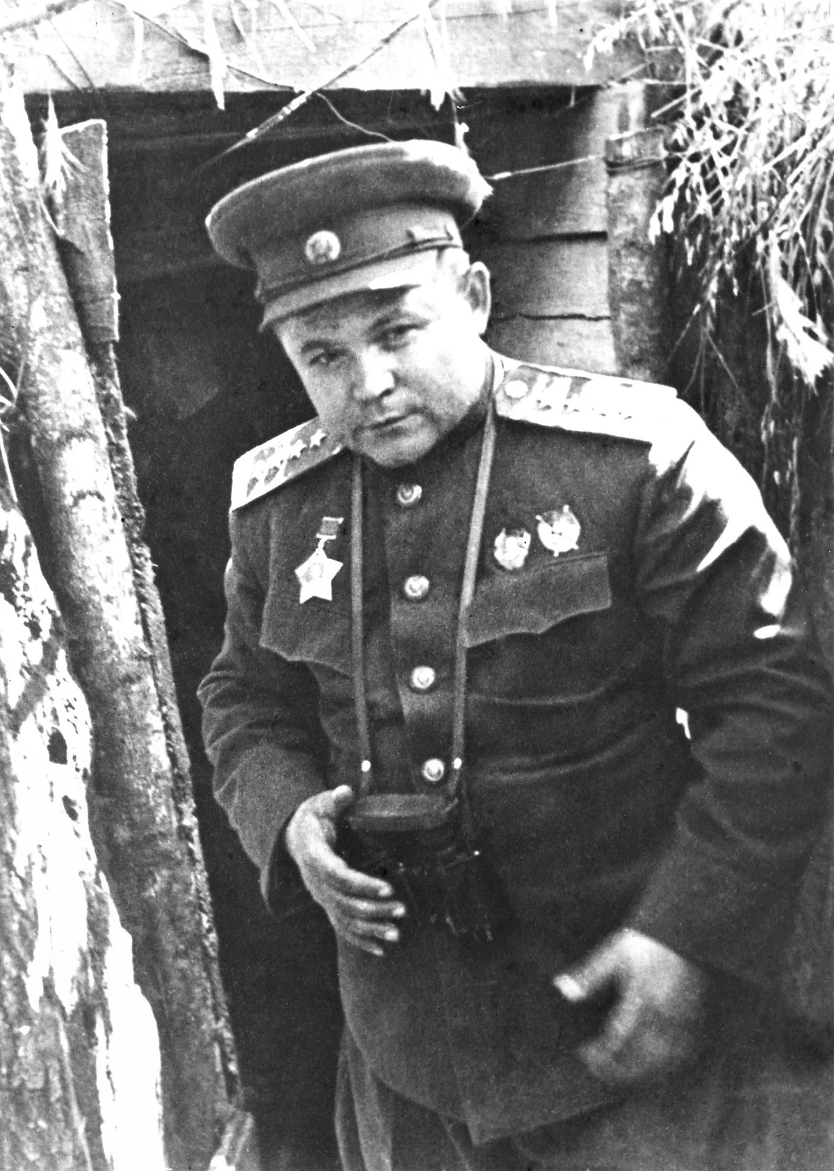 Николай Фёдорович Ватутин (1901–1944) у блиндажа. Командовал Юго-Западным фронтом в операции «Уран», Воронежским — на южном крыле Курской дуги, 1-м Украинским — при освобождении Киева