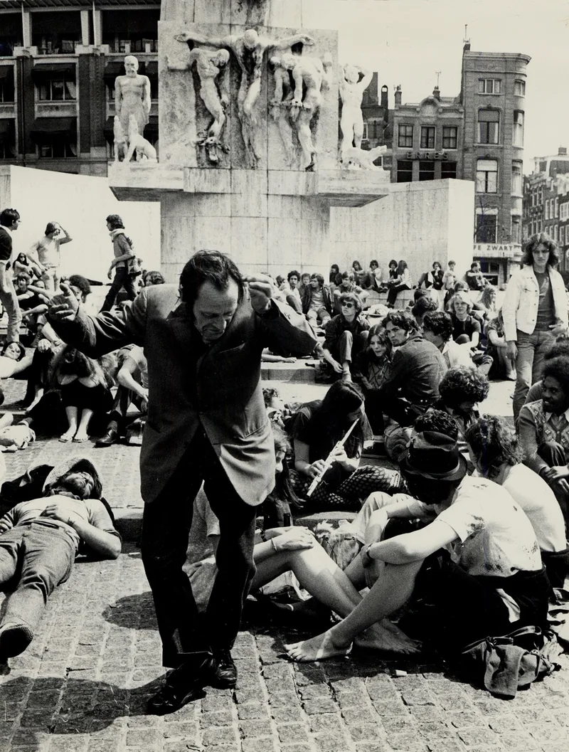 Молодёжь движения хиппи на площади Дам в Амстердаме, начало 1970-х годов