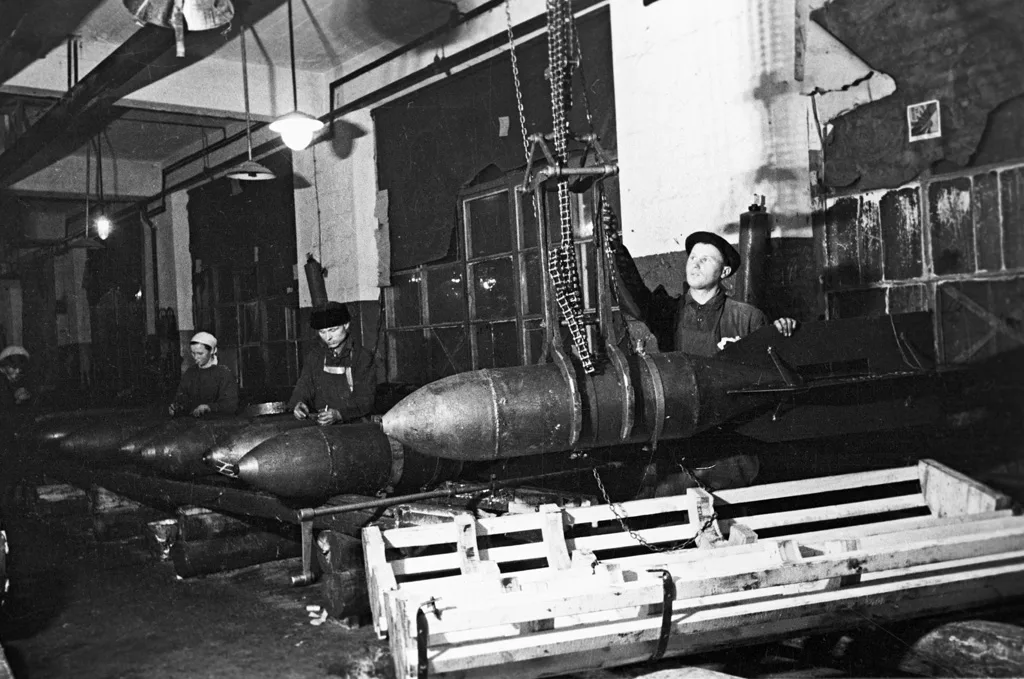 Производство авиабомб на московском заводе. Уже в марте 1942 года промышленность восточных районов произвела столько же военной продукции, сколько в начале войны выпускала вся страна