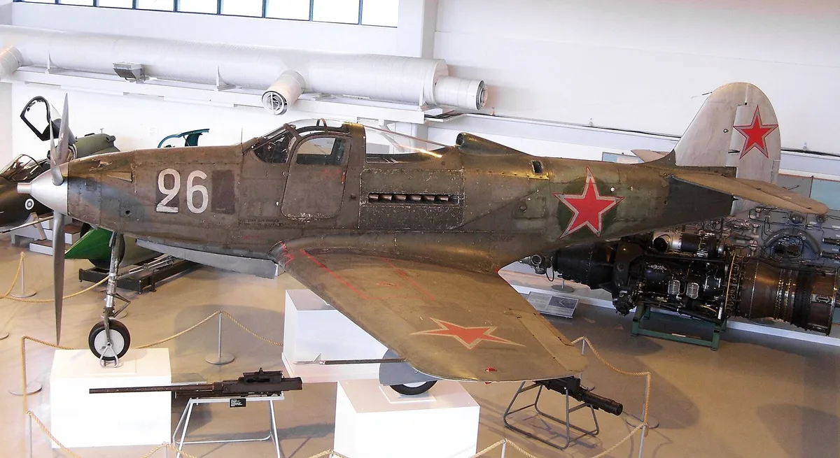 Истребитель Р-39 «Аэрокобра» в советской окраске. Такие машины перегоняли в СССР по воздушной трассе Фэрбенкс — Красноярск; всего по ленд-лизу поступило 17,4 тыс. боевых самолётов