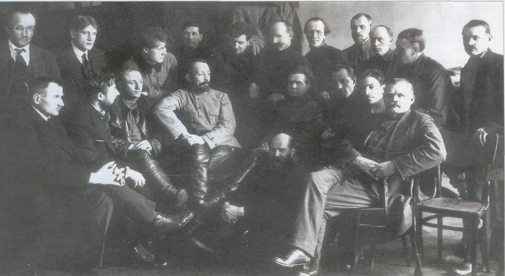 Феликс Дзержинский (в центре, в военной гимнастёрке) среди сотрудников ВЧК, 1918 год. Всероссийская чрезвычайная комиссия была создана 7 (20) декабря 1917 года для борьбы с контрреволюцией и саботажем