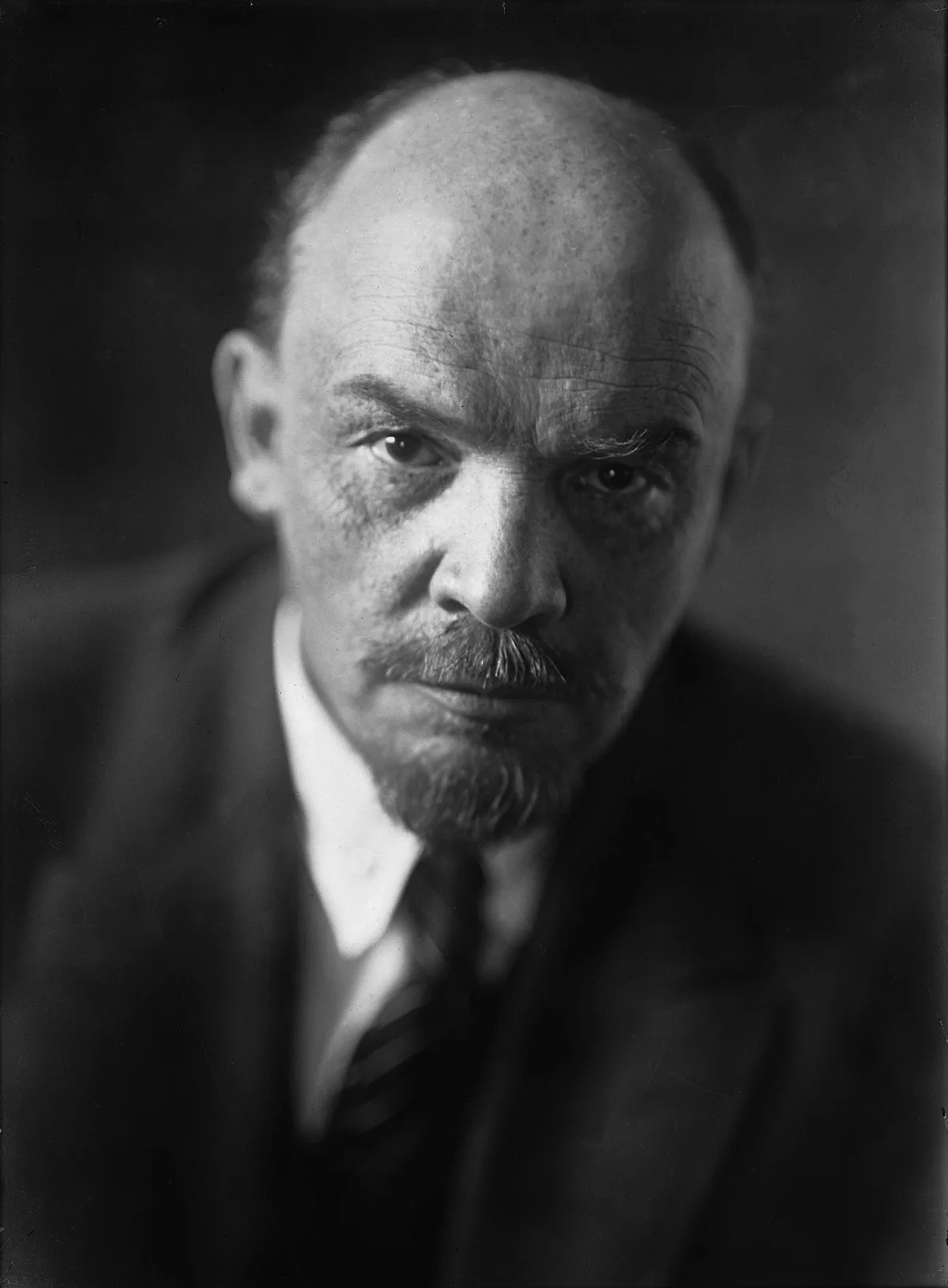Владимир Ильич Ленин (Ульянов, 1870–1924) — глава первого советского правительства, Совета народных комиссаров. Настоял на разгоне Учредительного собрания и заключении Брестского мира с Германией