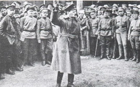 Лев Троцкий выступает перед красноармейцами. Как нарком по военным и морским делам он возглавил Реввоенсовет республики; ему же принадлежит формула переговоров в Бресте — «ни мира, ни войны»