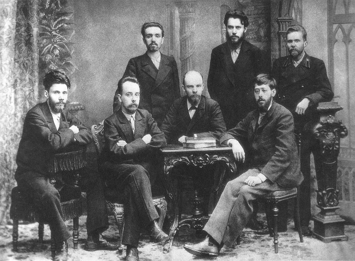 Петербургский «Союз борьбы за освобождение рабочего класса», 1897 год. В центре сидит В. Ульянов (Ленин), рядом с ним — Г. Кржижановский, будущий инженер-энергетик и глава комиссии ГОЭЛРО